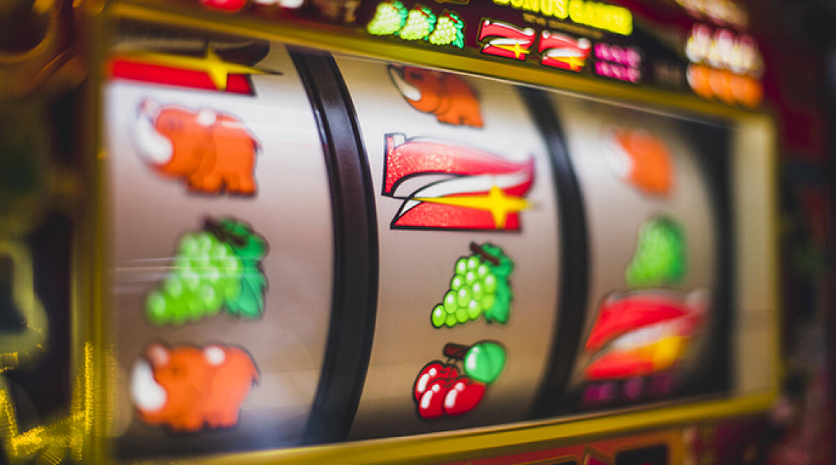 Giochi, Consiglio di Stato: a Riccione impossibile l'apertura di nuove sale, il distanziometro non può essere applicato - Slot machine, foto di repertorio