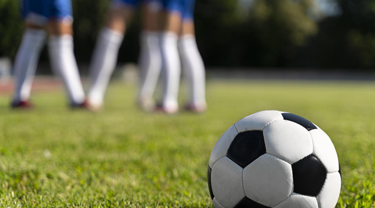 Aggressione sul campo: padre di calciatore invade il terreno di gioco durante la partita - Archivio