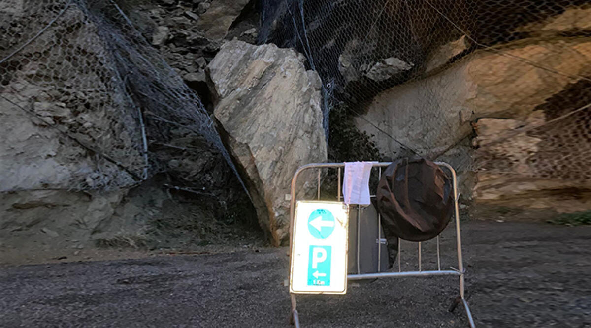 San Leo: dal costone roccioso un grosso masso si stacca e cade in via Montefeltro - Il crollo del masso sulla strada