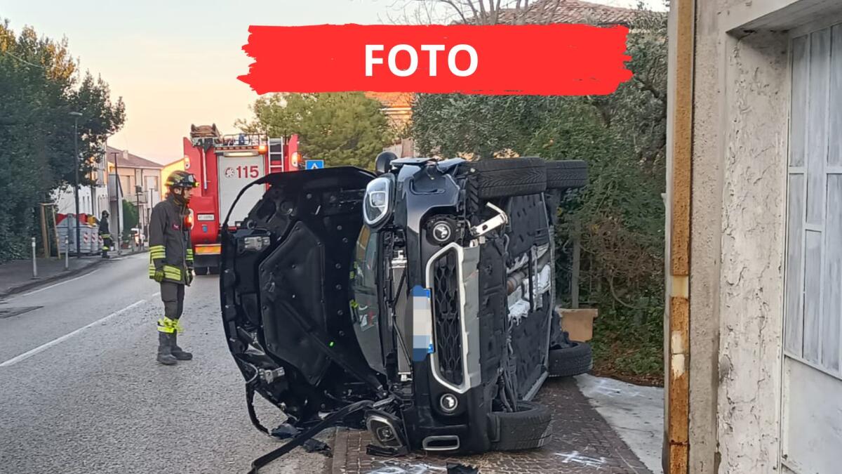 Perde il controllo dell’auto, abbatte i paletti del marciapiede e si ribalta - Foto Ballante