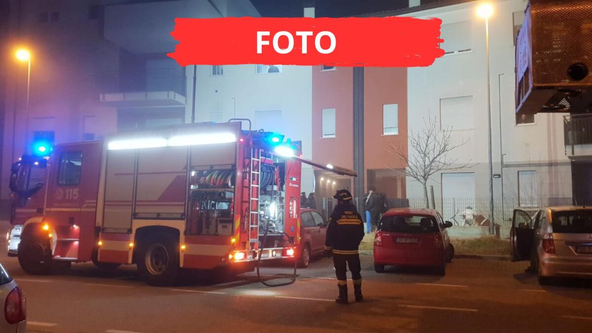 Esplode il televisore, paura in un appartamento a Viserbella - I vigili del fuoco in azione