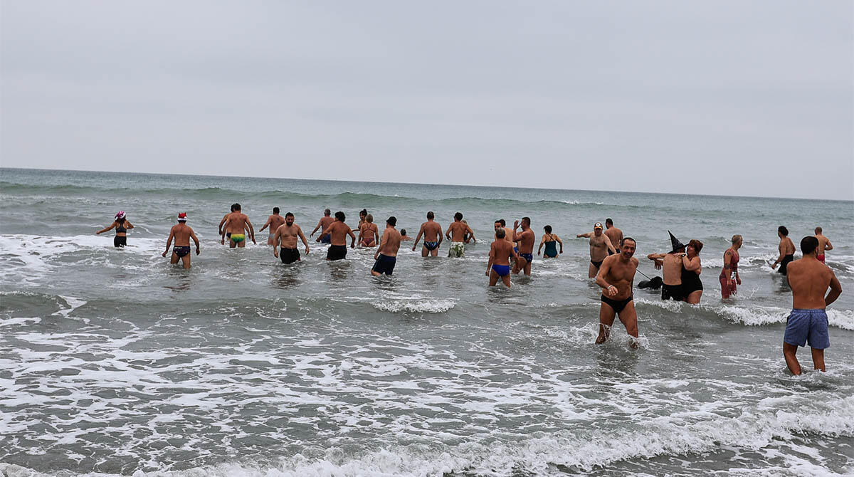 Quaranta temerari sfidano il maltempo per il Tuffo della Befana: c'è anche il sindaco - PH MARZIO BONDI