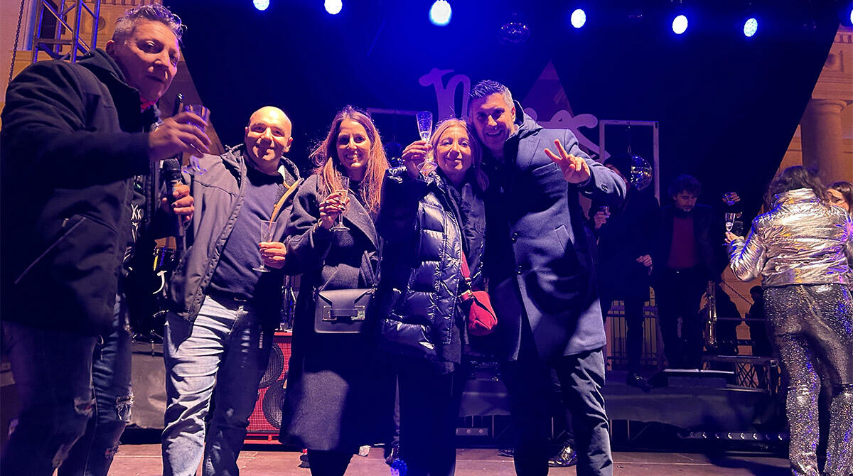 Cattolica accoglie il 2024 con dj, balli e brindisi: gran festa di Capodanno a Piazza Roosevelt - La sindaca Foronchi, vicesindaco Belluzzi, assessori Gabellini e Uguccioni e il vocalist di Radio Studio Più Massa