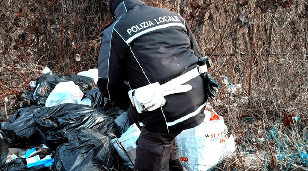 Scarica rifiuti edili del cantiere nei bidoni della differenziata: maxi sanzione da 3200 euro - I controlli della polizia locale ARCHIVIO