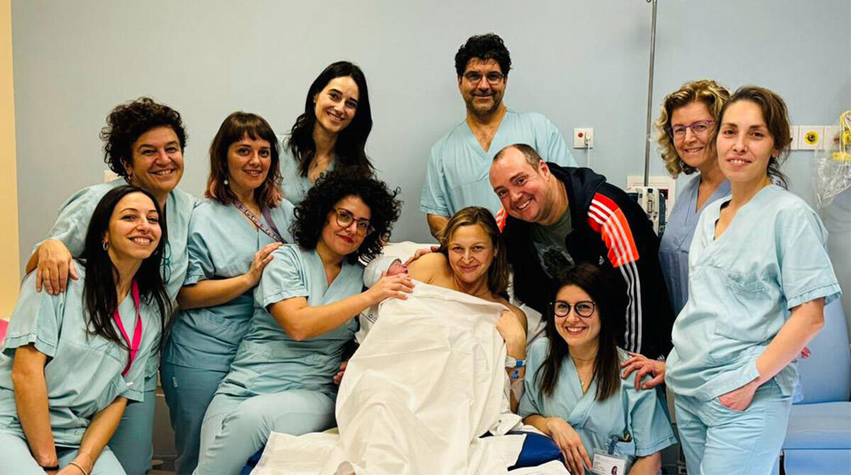 Edoardo è il primo nato del 2024 a Rimini - Edoardo e i genitori Manuela e Tommaso con il personale:  Ostetriche Sara Ferracane, Sara Gabrielli, Simona Buemi, Dott.ssa Federica Tegazi. In seconda fila Dott.ssa Patrizia Brandolin, Dott. Francesco Stifani, Dott.ssa Alessandra Livi, ostetriche Fe