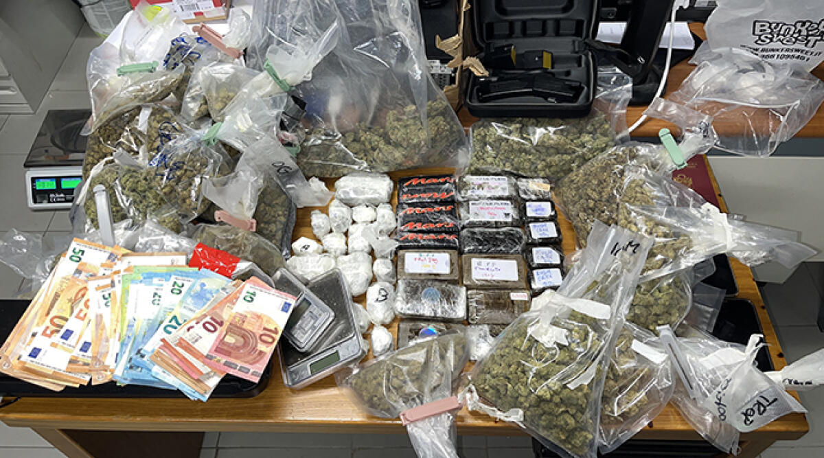 Nasconde oltre 3 kg di droga in casa con moglie e due figli, arrestato - Più di 3 kg tra Hashish e marijuana sequestrati  dalla Squadra Mobile