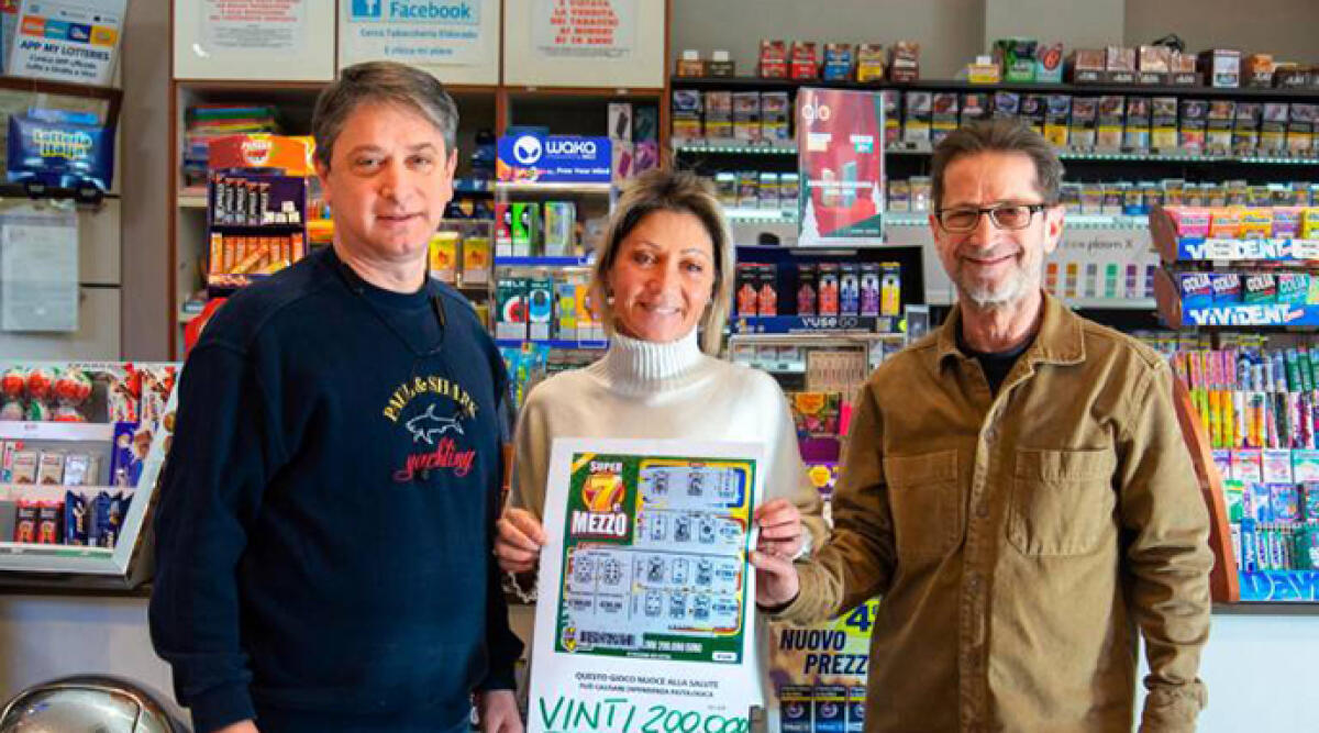 Fortuna a Rivazzurra: un operaio vince 200.000 euro con un 'Gratta e Vinci' da 3 euro - I titolari della tabaccheria Eldorado di Rivazzurra dove è avvenuta la vincita
