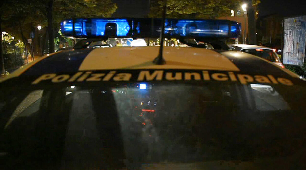 Perde il controllo della Toyota. Urta tre auto, due moto e un cantiere - Archivio