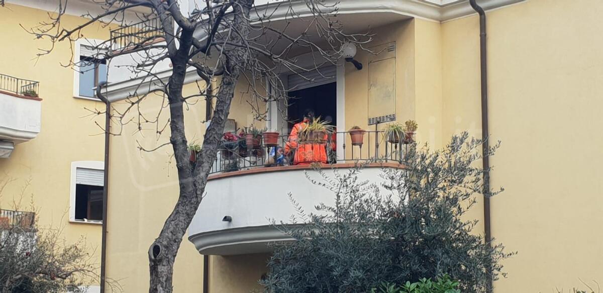 Donna ustionata da ritorno di fiamma: salvata da coraggioso operaio - 