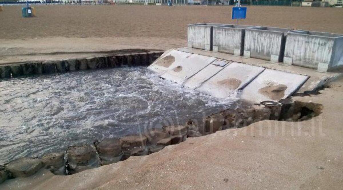 Bagni sicuri nel mare, prosegue la manutenzione degli scarichi di Rimini - Scarichi a mare (foto di repertorio)