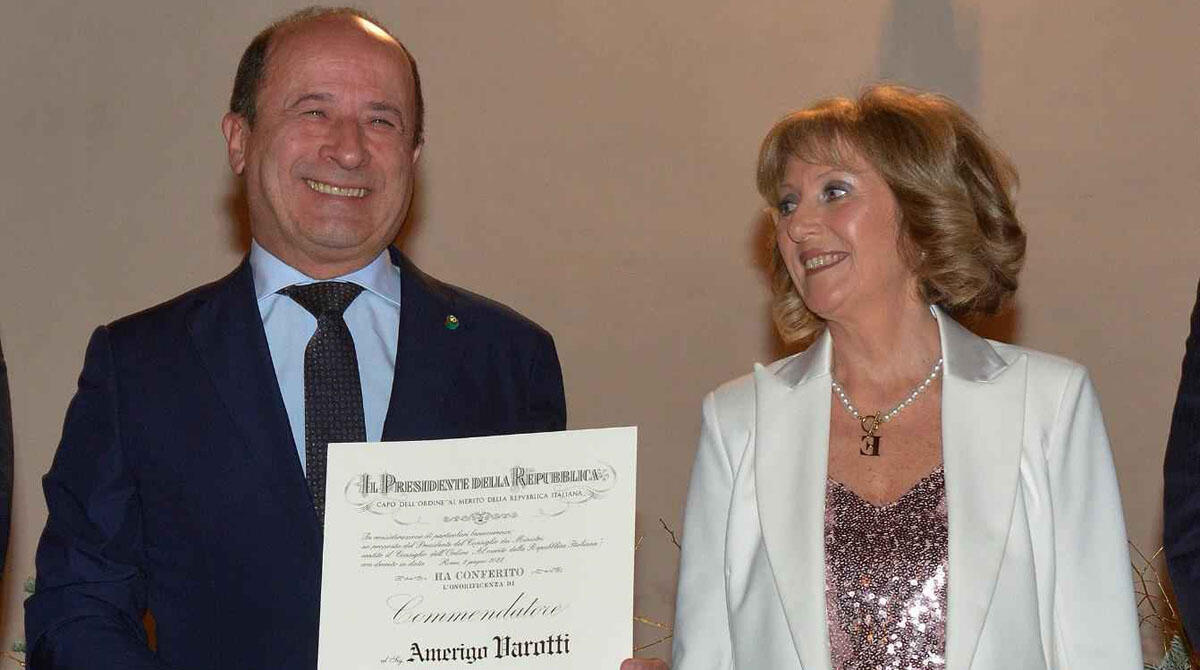 Amerigo Varotti è Commendatore al Merito. Il suo appello: "Turismo può salvare l'entroterra" - Amerigo Varotti con il Prefetto di Pesaro Emanuela SaveriaGreco
