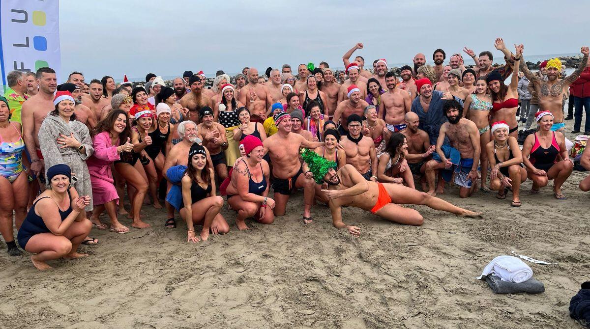 Tuffo di capodanno: a Torre Pedrera in 150 festeggiano il 2024 tra le onde del mare -