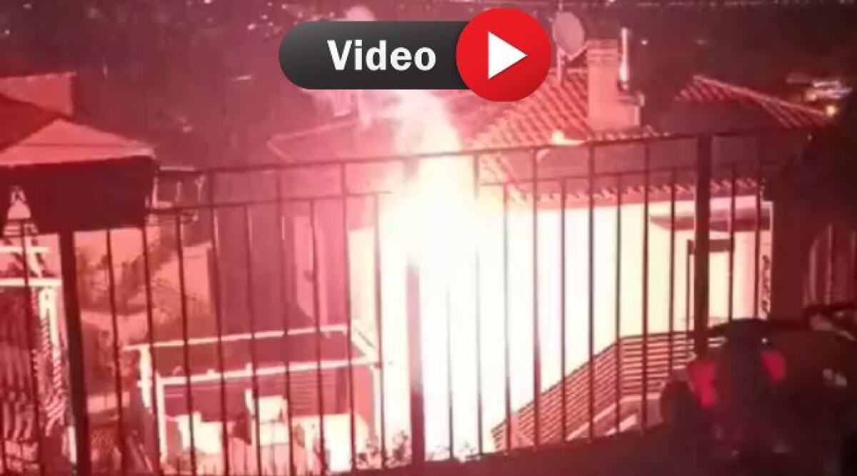Novafeltria: sembravano fuochi d'artificio, era un cavo della luce in fiamme - Il cavo dell'Enel in fiamme