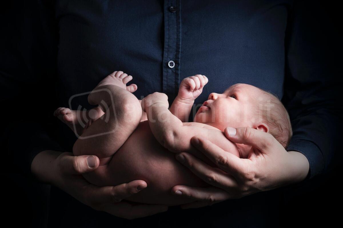 Bimbi con doppio cognome: a Rimini sono 79 i nati nel 2023 e registrati con il nuovo processo - Photo by Rene Asmussen on <a href="https://www.pexels.com/photo/close-up-photo-of-a-person-carrying-a-baby-2505110/" rel="nofollow">Pexels.com</a>