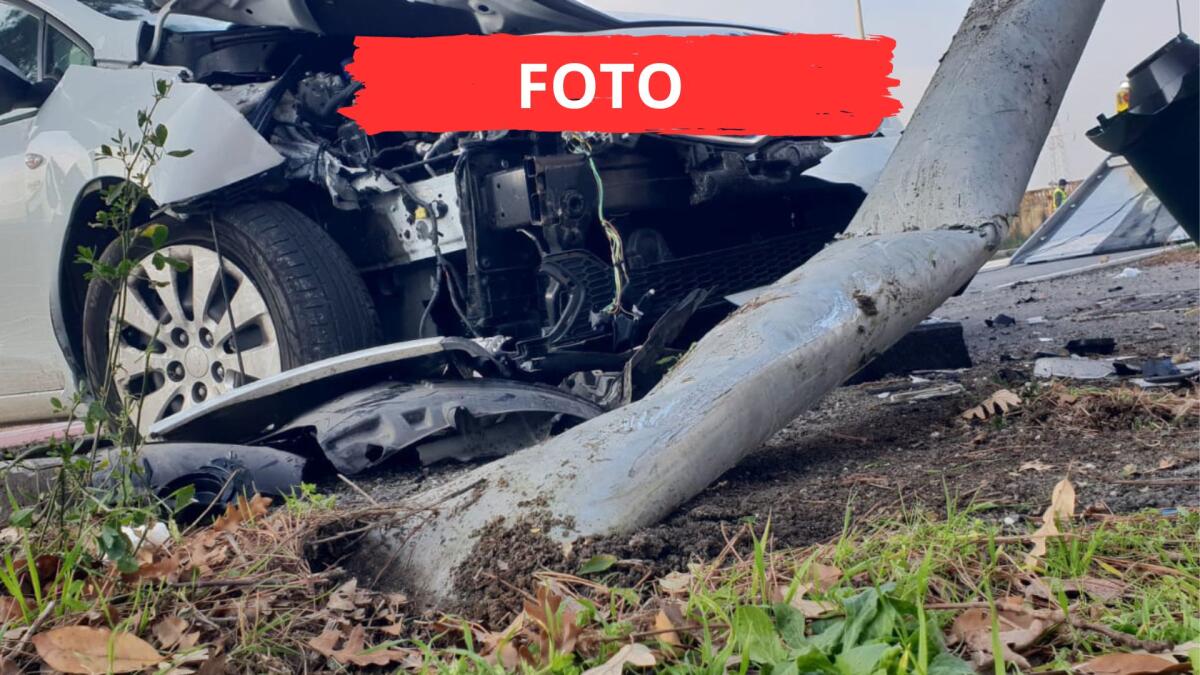 Perde il controllo dell'auto e abbatte un semaforo in via Coriano - L'auto contro il palo del semaforo