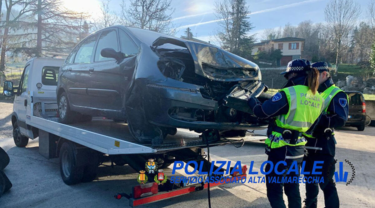 Sant'Agata Feltria, auto si schianta contro un albero: 28enne trasportato all'ospedale - L'auto del giovane finita contro un albero