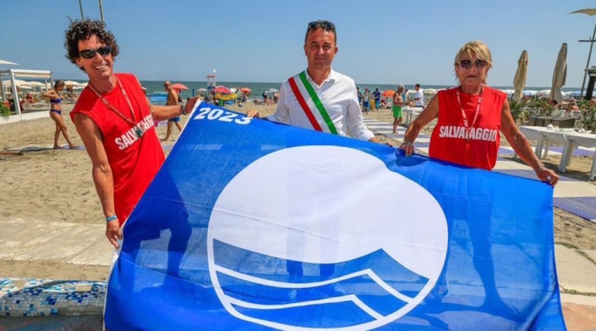 Acque di balneazione eccellenti per Misano Adriatico - Il sindaco Piccioni con la bandiera Blu (repertorio)