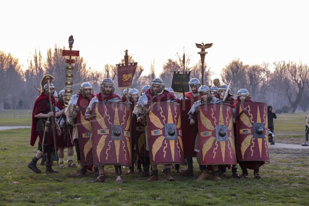 Legio XIII Gemina – Rubico – Rimini 14 Gennaio 2023 – nella Photo (Ph © Giorgio Salvatori) alcuni momenti della sfilata e rappresentazione lungo la città di Rimini della “Legio XIII Gemina”