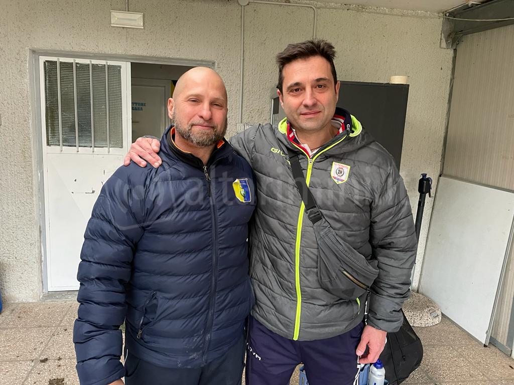 I due allenatori Giorgi e Fregnani: abbraccio ricco di fair play al termine della gara