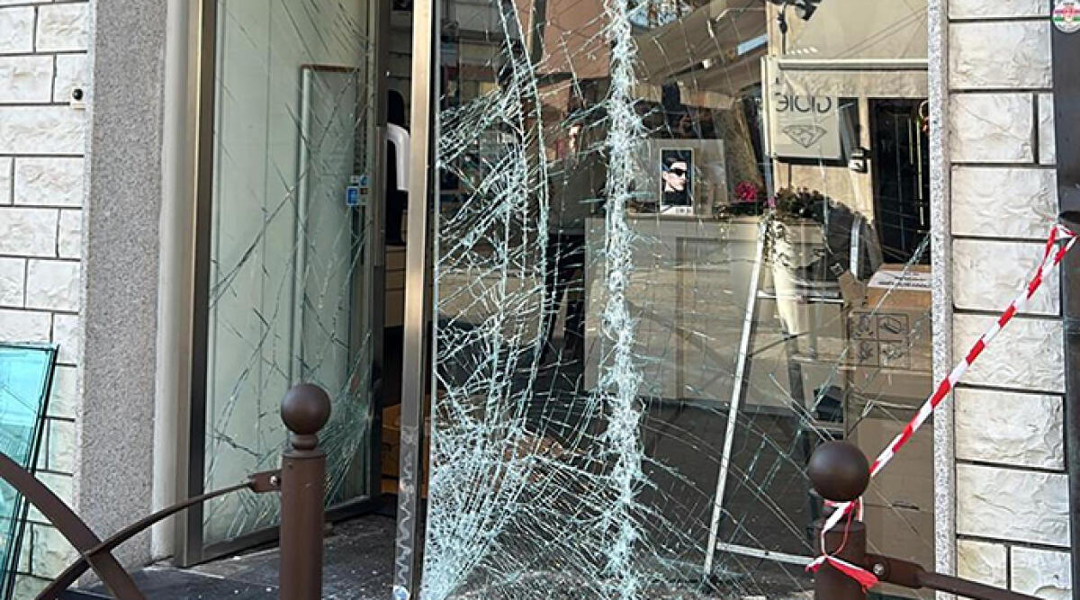 Auto ariete, razziata l'ottica a Riccione - La vetrata del negozio distrutta