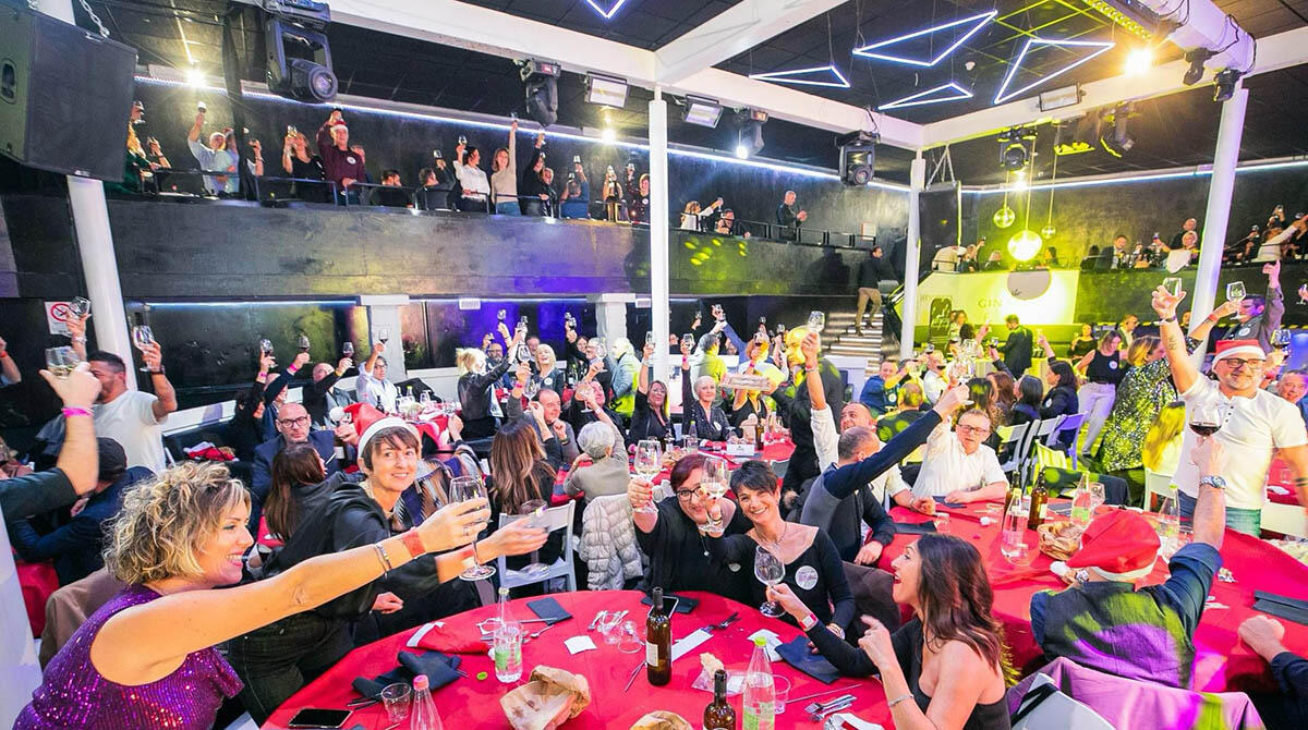 Un Carnevale da Fikissimi: al Jolly Disco Novafeltria torna la serata speciale Over 25 - La serata natalizia inaugurale del nuovo format over 25 Fikissimi, Jolly Disco Novafeltria