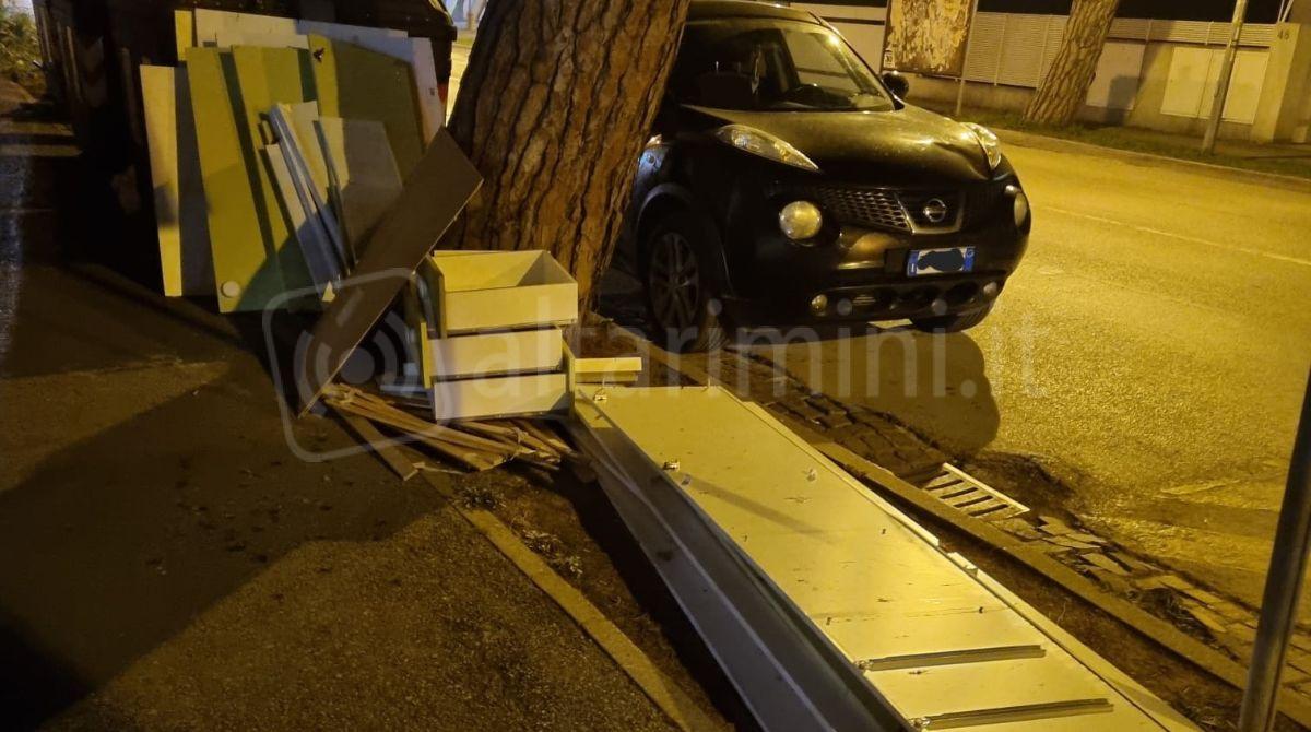 Rimini, rifiuti ingombranti abbandonati vicino ai cassonetti - L'immagine inviata dal nostro lettore