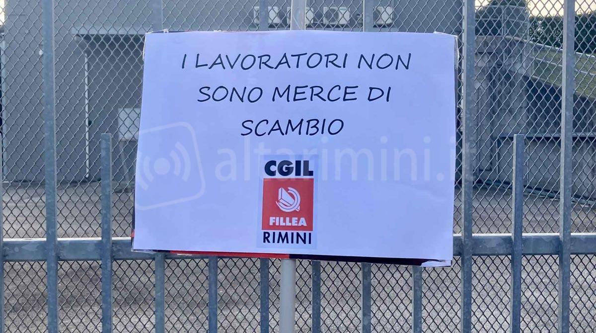 Crisi Fontanot, sindaco Coriano: "Rapporti con la proprietà interlocutori". Dialogo va avanti - Cartello di protesta esposto dai sindacati nel cancello della sede di Cerasolo Ausa