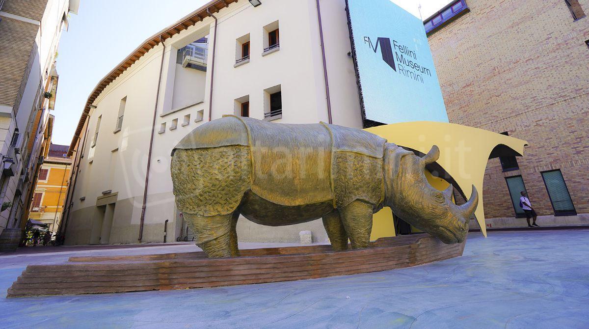 Sfoga la rabbia contro la statua del rinoceronte "felliniano" e la vandalizza: denunciato - Il rinoceronte di piazzetta San Martino