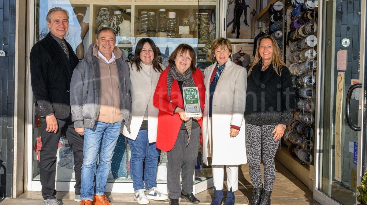 La 'Casa del Bottone' passa da padre in figlio e per il negozio arriva la targa di Bottega storica - La consegna della targa - ph Casalboni