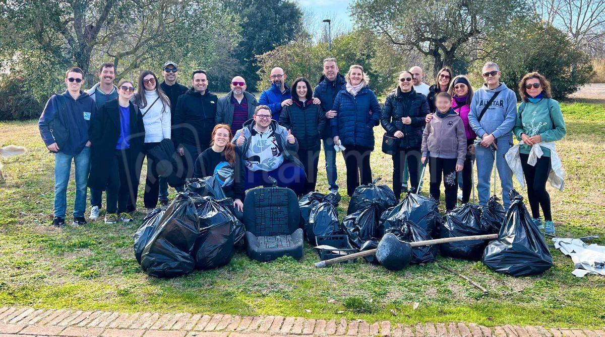 Riccione, 30 volontari al lavoro per pulire il Parco degli Agolanti - I partecipanti alla giornata di pulizia