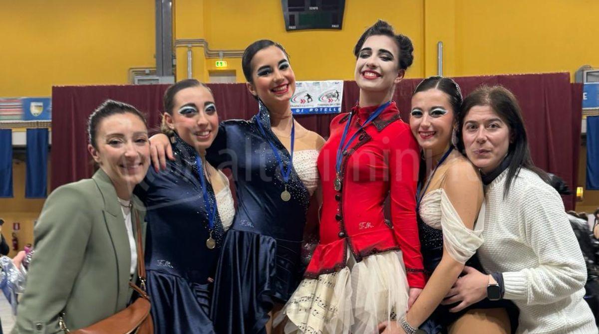 Pattinaggio, weekend di esibizioni e gare per gli atleti riccionesi - Quartetto Starlight con le insegnanti Daniela Fasanella e Alice Cappellini