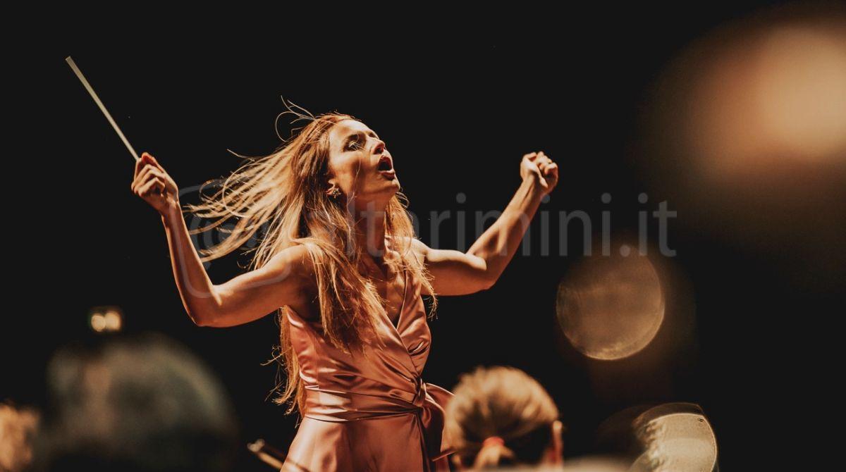 Beatrice Venezi sul palco del Teatro della Regina per dirigere il concerto di Carnevale - Beatrice Venezi