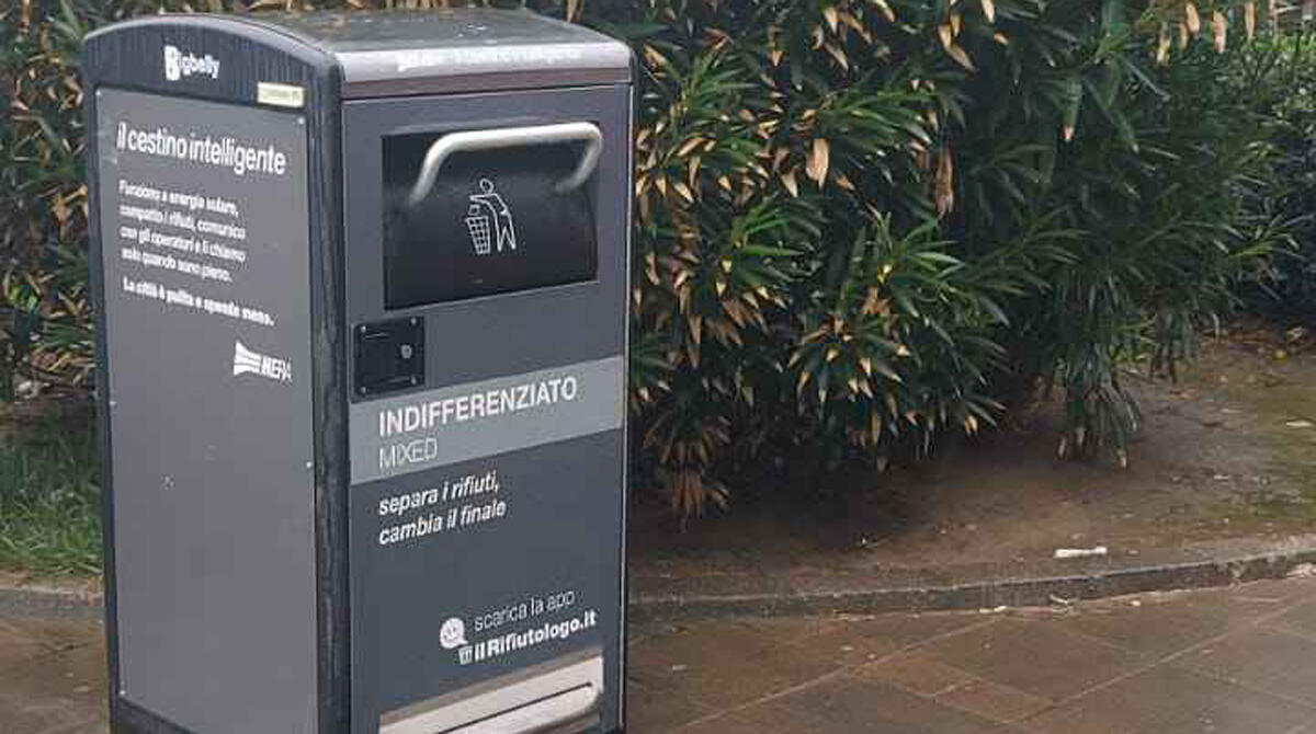 Rifiuti, a Bellaria arriva il cestino "intelligente" alimentato a energia solare - Uno dei nuovi cestini smart