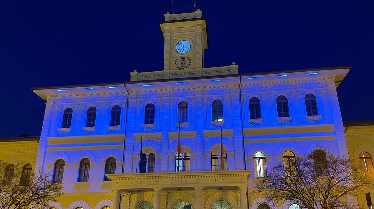 "Stop alle bombe sui civili": anche Cattolica aderisce alla Giornata nazionale - Palazzo Mancini si illumina di blu