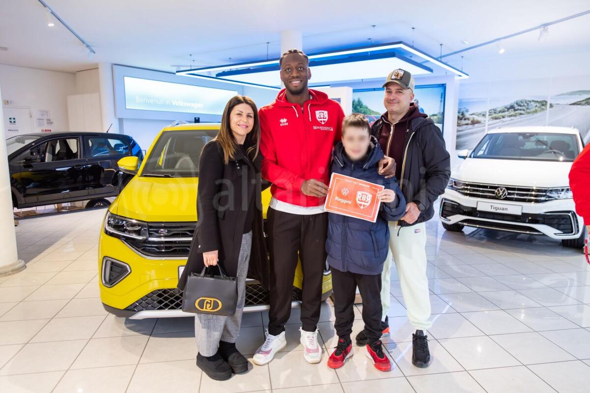 Presentata la nuova T-Cross da Reggini con i campioni del Basket Rimini -