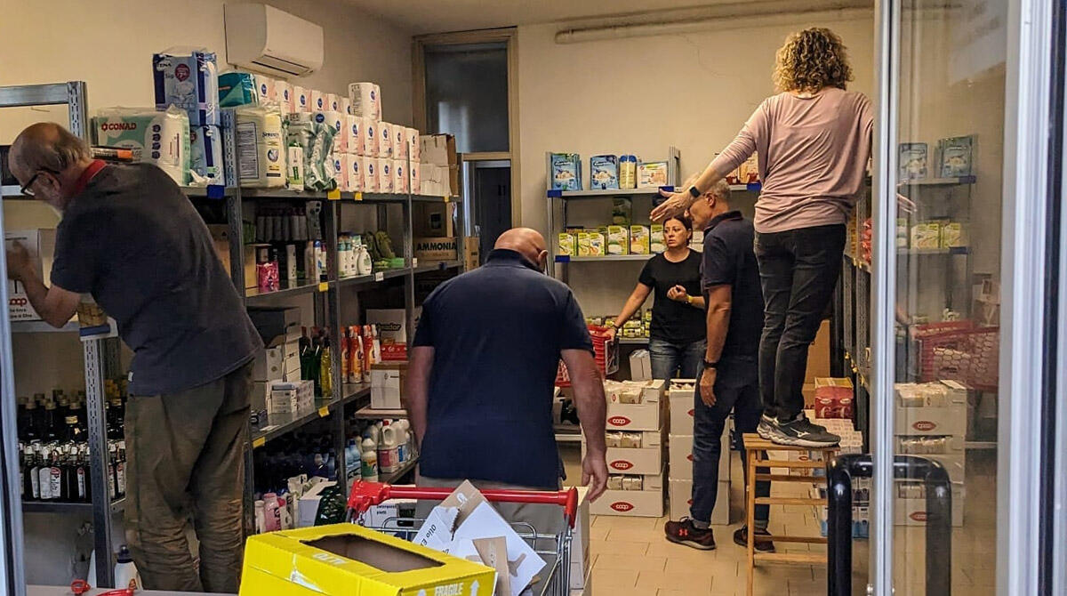 Un anno al servizio del prossimo: l'emporio solidale ha aiutato 75 famiglie nel 2023 - I volontari dell'emporio solidale al lavoro