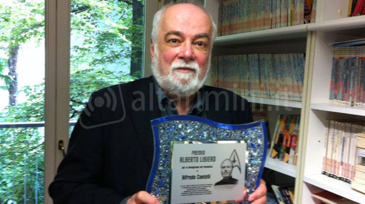 Addio ad Alfredo Castelli, il creatore di Martin Mystere: una vita dedicata al fumetto - Castelli con il premio Lisiero ricevuto a Bellaria - ph Fausto&Stasia_Branchi