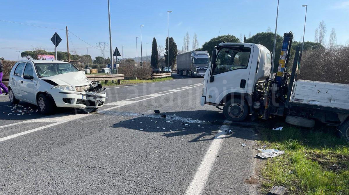 Incidente a Corpolò: violento scontro tra camioncino e auto - Il luogo dell'incidente e i mezzi coinvolti