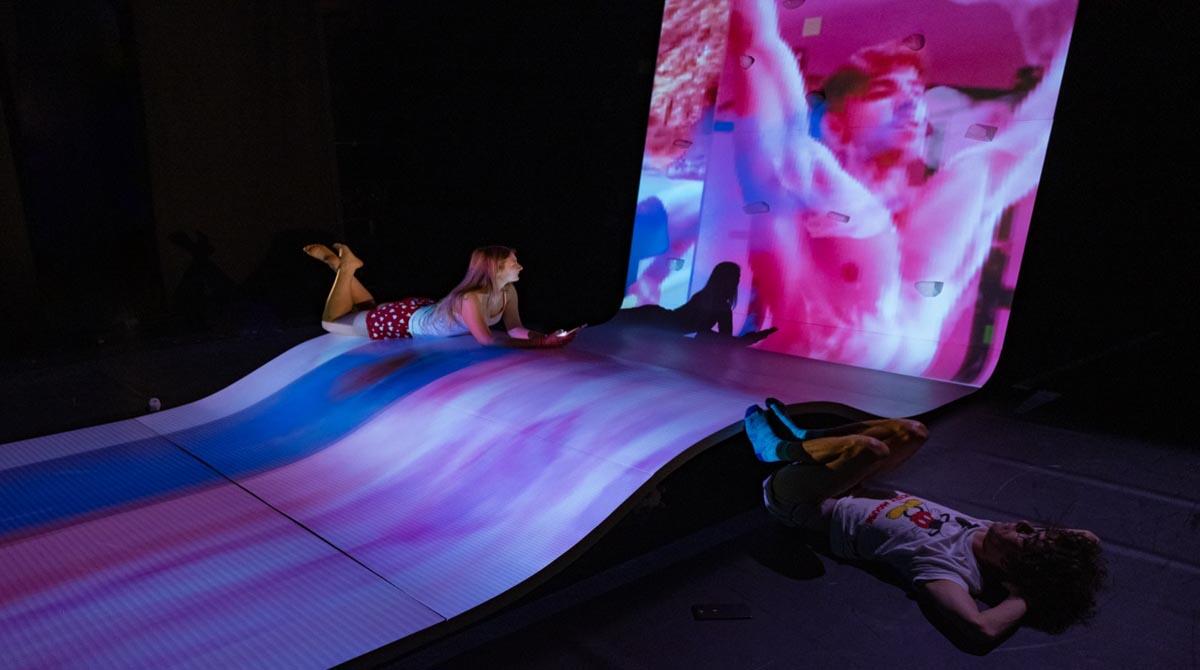 Il Cocoricò diventa un teatro: la discoteca ospiterà Scritture in scena - Un momento di "Storia di una prima volta"