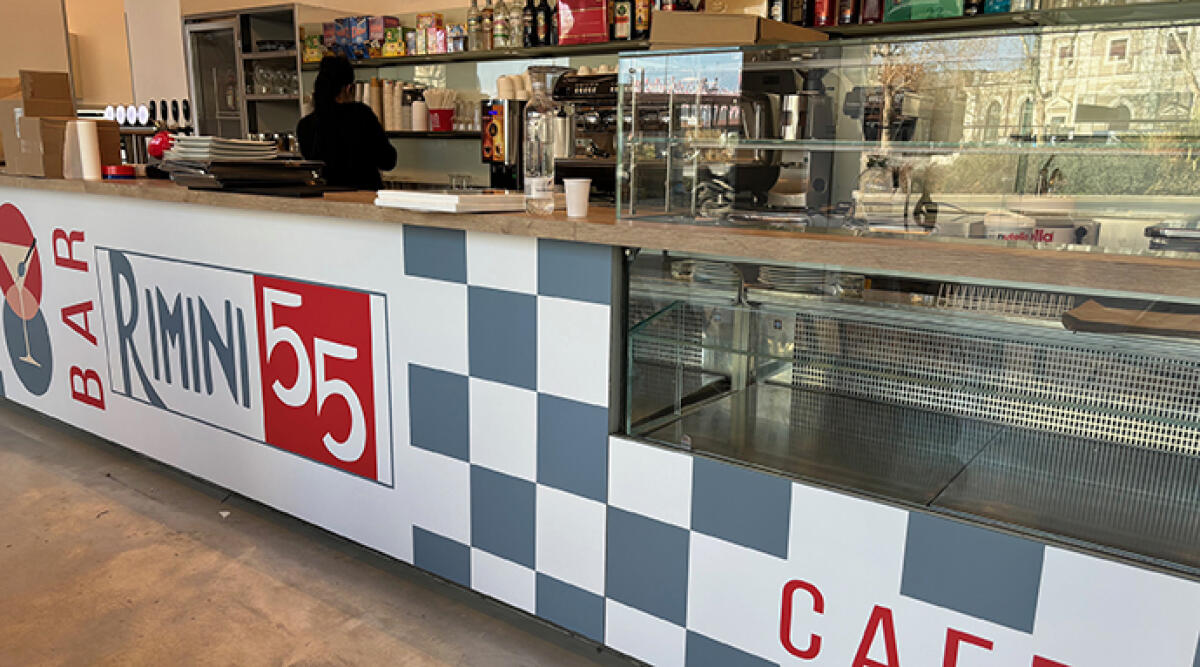 Giovedì apertura ufficiale di Rimini 55: il rinato bar davanti alla stazione accoglie la città - L'interno del nuovo bar