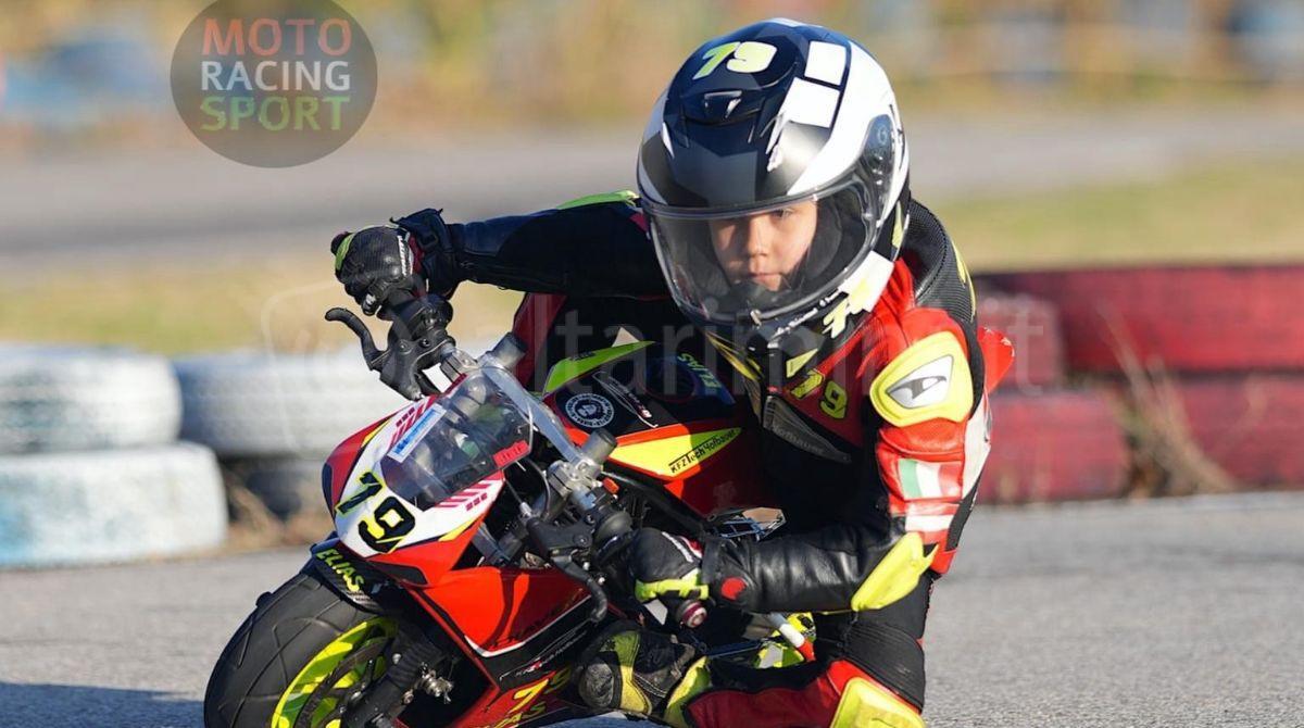 In sella dall'età di 2 anni: Elias il piccolo campione di minimoto che sogna in grande - Il giovane campione Elias