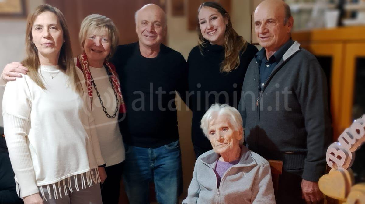 Una vita di lavoro senza mai stancarsi: Rimini festeggia i 100 anni di nonna Bina - La festa per Albina