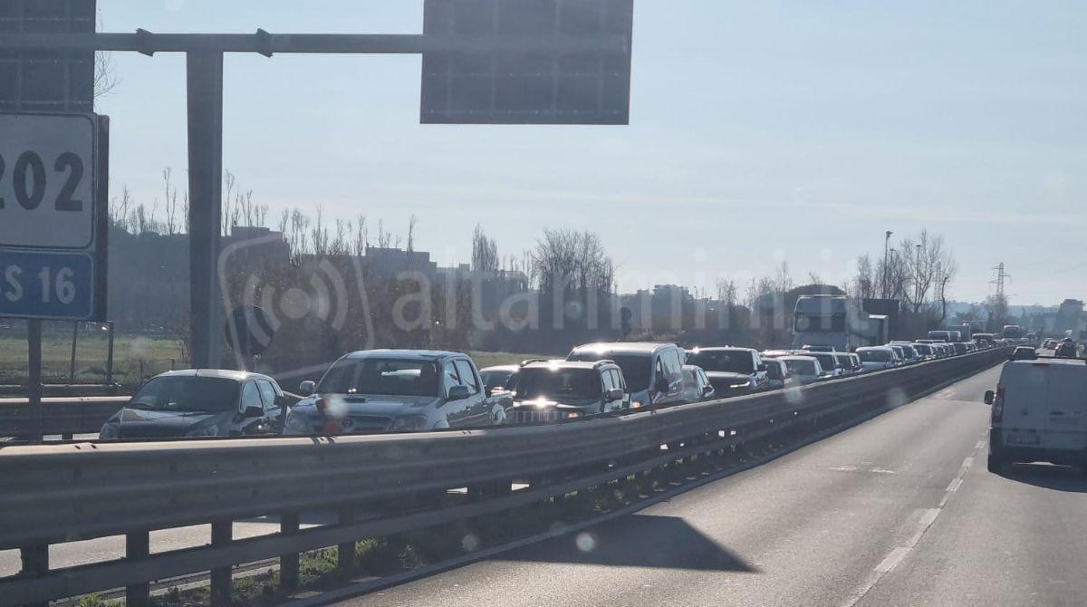 Traffico in tilt sulla Statale Adriatica a Rimini: lunghe code in entrambe le direzioni - Code sulla statale a Rimini