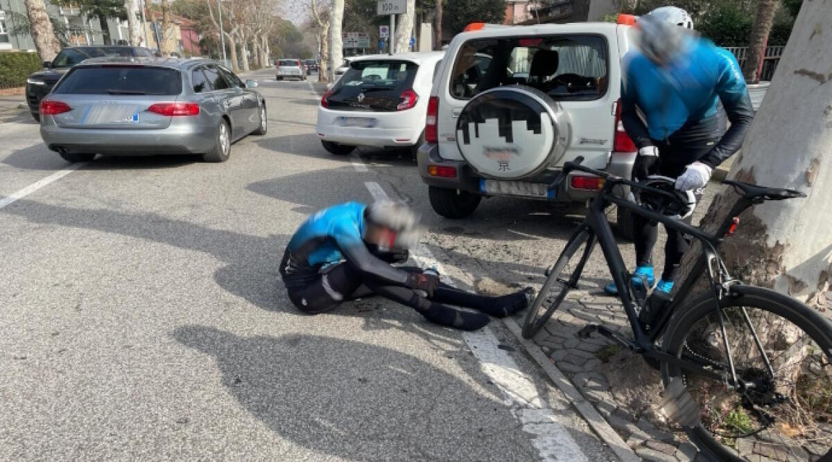 Rimini, prende in pieno una buca sull'asfalto: ciclista finisce contro auto parcheggiata - Il luogo dell'Incidente