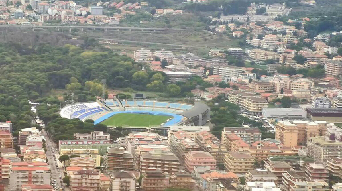 Grosso petardo lanciato prima della partita: Daspo a tifoso riminese - Stadio Adriatico Pescara (foto Ansa)