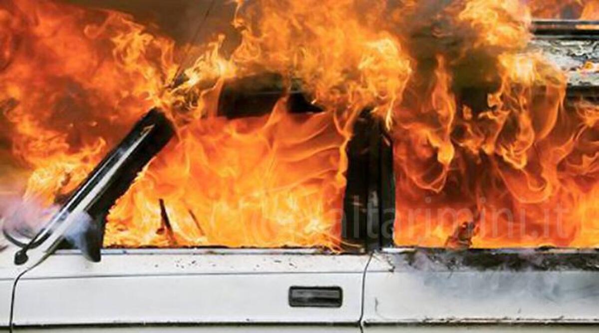 Riccione, due auto in fiamme in contemporanea: doppio intervento dei vigili del fuoco - Auto in fiamme