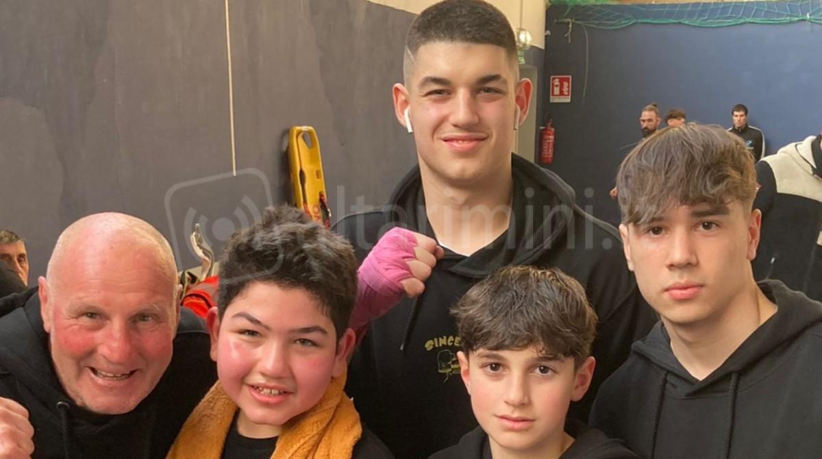 Riunione di pugilato a Savignano: qualche delusione non ferma la Boxe Santarcangelo - Il Maestro Scarpellini e gli atleti della Boxe Santarcangelo
