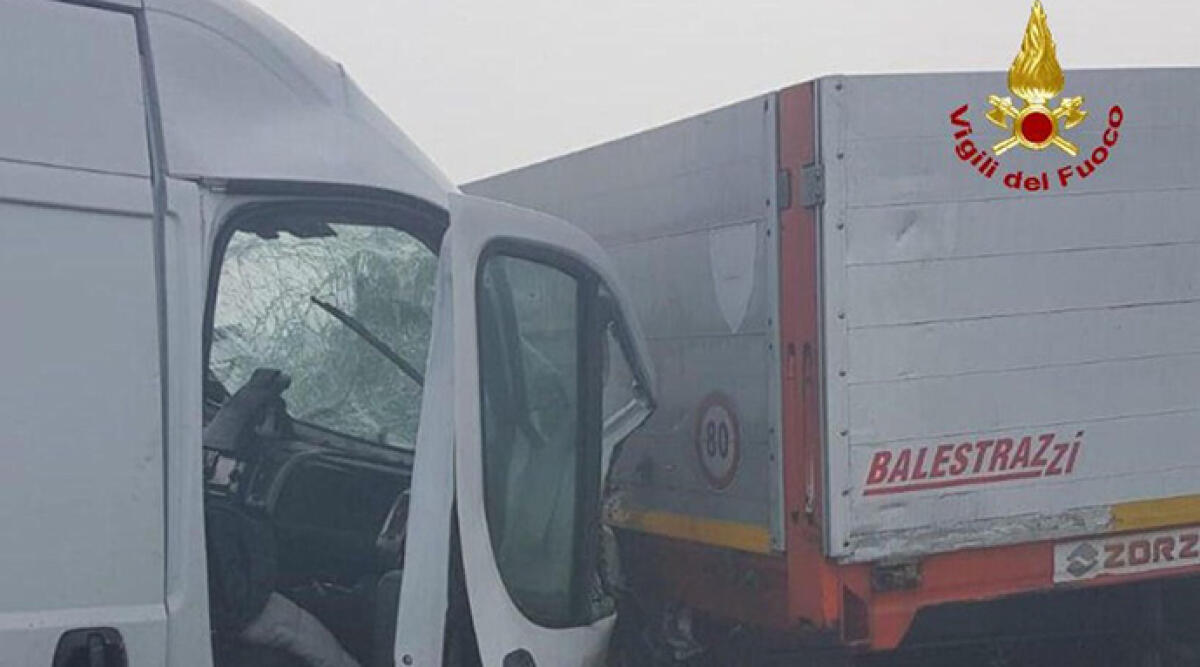 Maxi tamponamento e tragedia in autostrada, coinvolti 100 veicoli - 