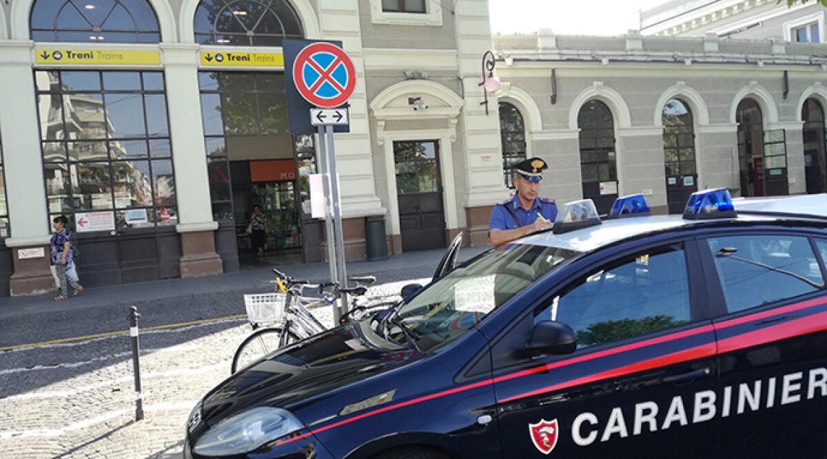 Carabinieri di Rimini interrompono cessione di stupefacenti tra due giovani - Archivio
