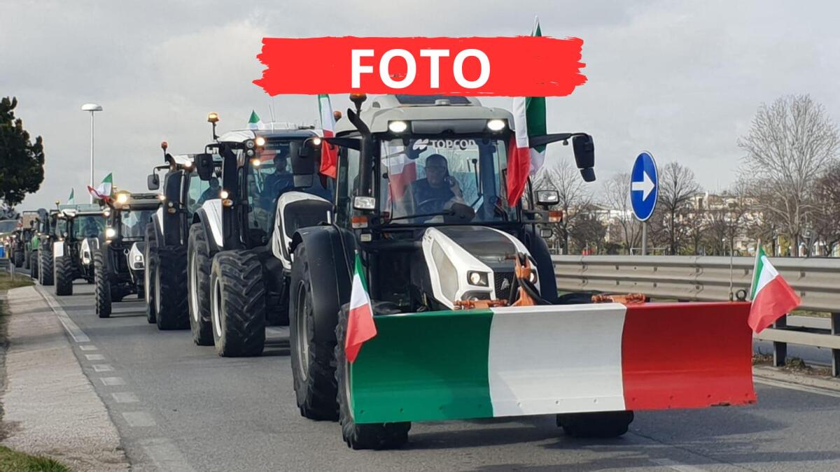 La protesta dei trattori invade anche Rimini, corteo sulla statale Adriatica - I trattori nel riminese
